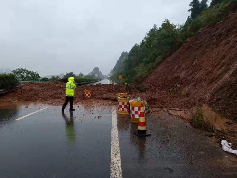 受暴雨影响，乐山这些高速公路正在管制中！(图1)